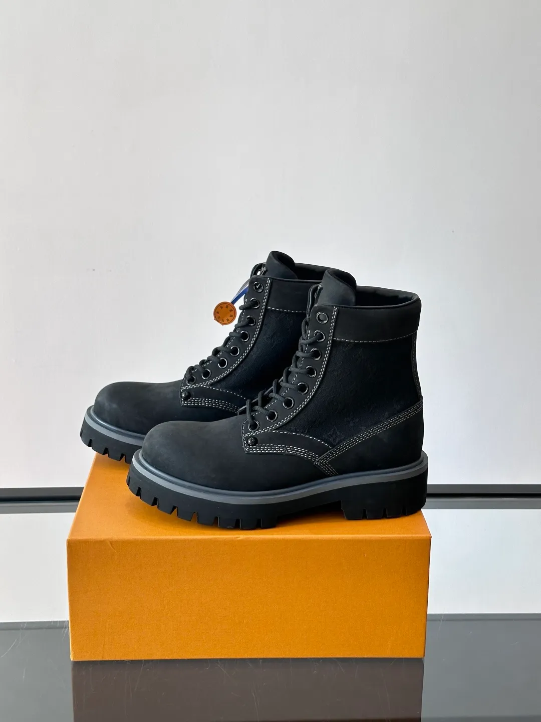 [L Home] Top P: 920💰 Size: 39-44 (45 can be customized) LOUIS VUITTON Louis Vuitton ss25 LV Donkey brand new thick-soled lace-up big-toe shoes men's casual shoes high-top short boots. These boots are crafted from top-grain calf leather for a lightweight and comfortable fit. The thick EVA outsole is embellished with eye-catching ridges, and the trendy attitude of being both strong and soft makes it an everyday choice. ✔Upper: imported first-layer cowhide ✔Lining: cowhide ✔Outsole: original molded outsole Size: 39-45